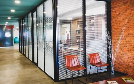 O que é isolamento acústico e como ele afeta o ambiente corporativo